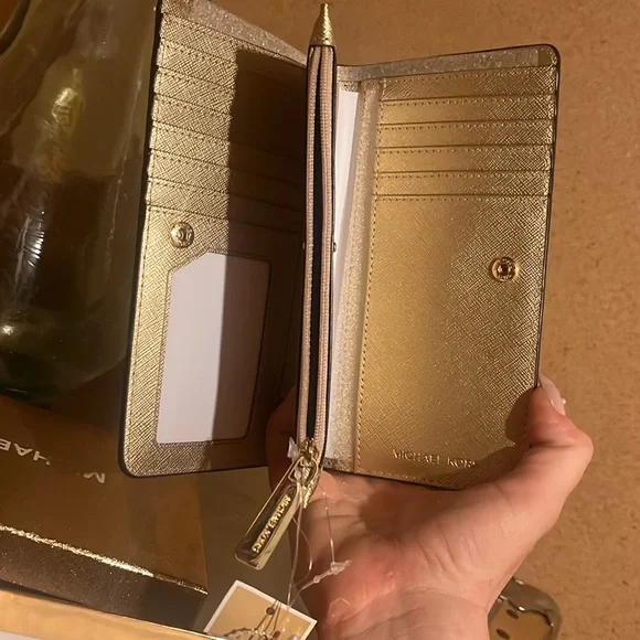 Lost in the 🔥 
NWTIB Michael Kors Jet Set Long Wallet - Picture 3 of 5